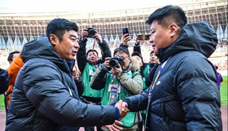 乐鱼体育官方网站-韩鹏刘建业稳了！七大土帅下轮大考：李国旭大羽谁先凉？一人更悬